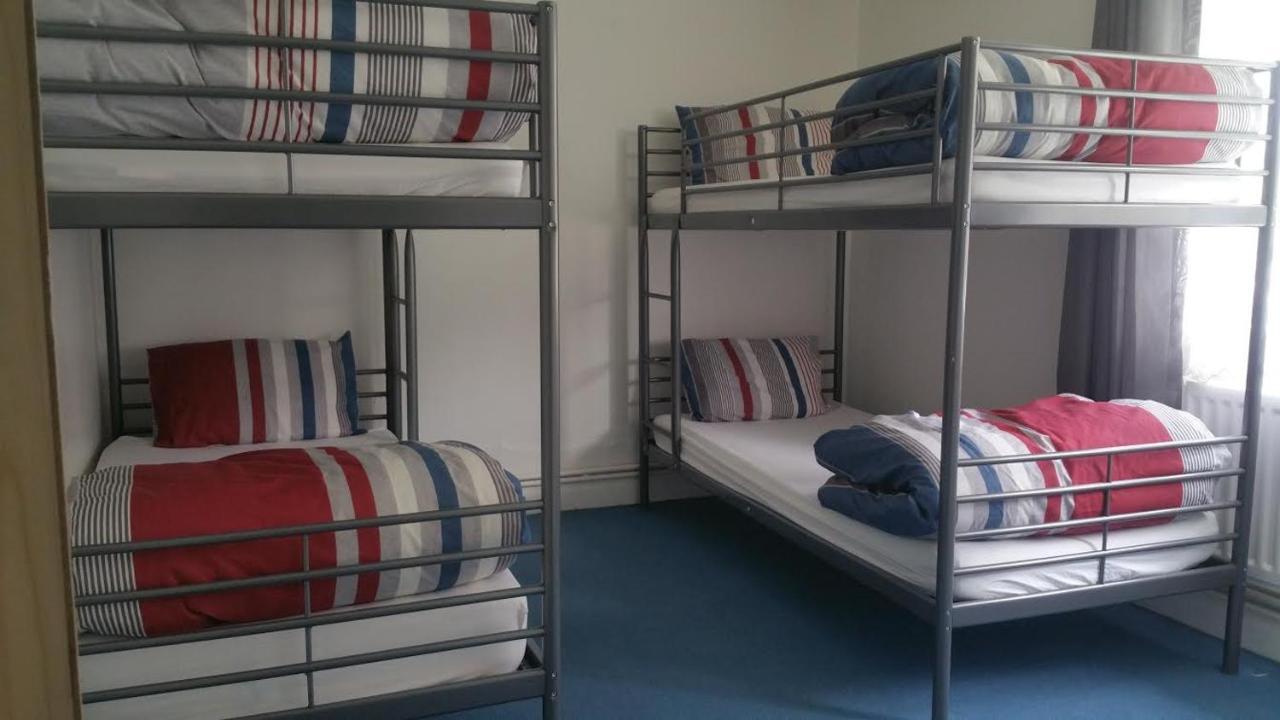 The Queens Hostel Лондон Екстериор снимка