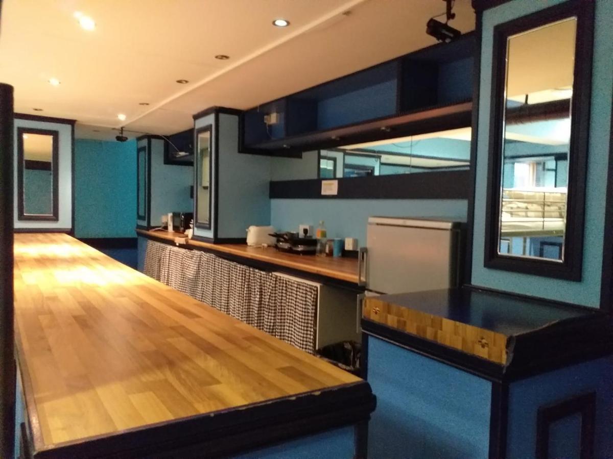 The Queens Hostel Лондон Екстериор снимка